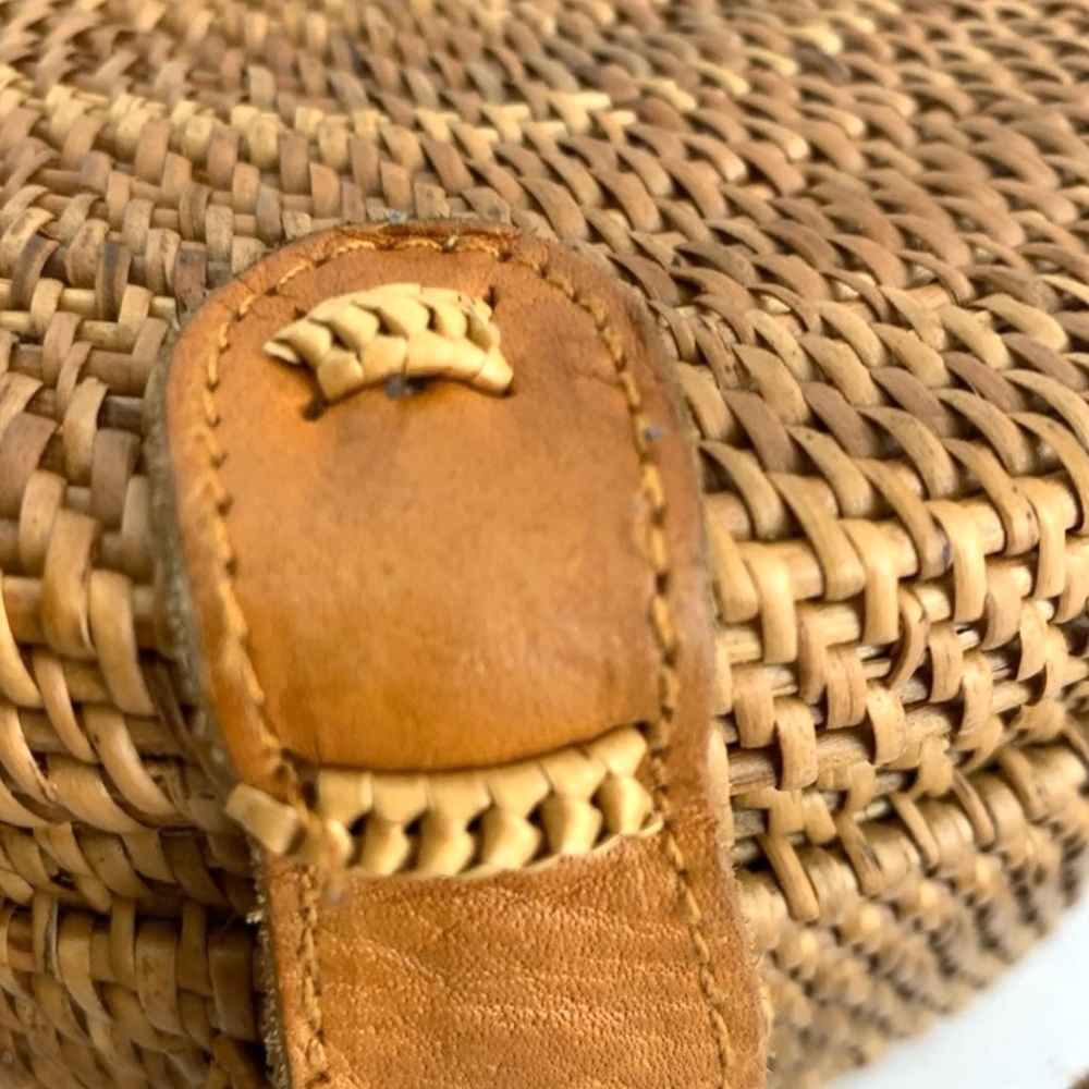 Round Rattan Women's Bag Good Condition - Picture 4 of 10